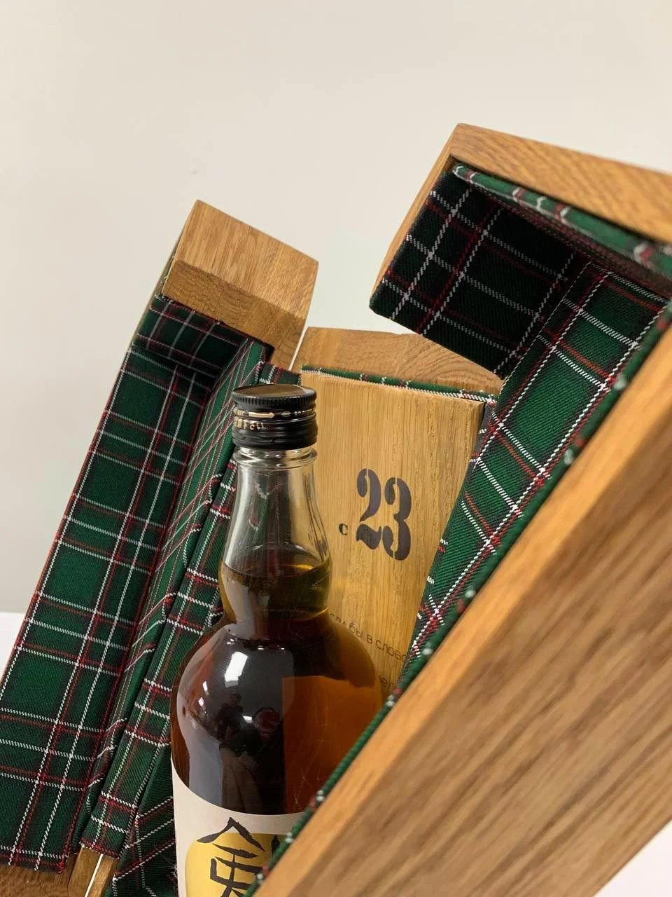 Футляр из дуба — открытый вид с бутылкой