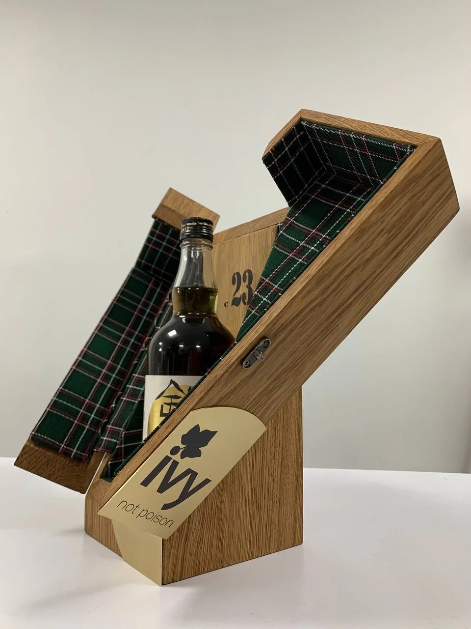 Футляр открыт — тартановая подкладка и латунная шильда