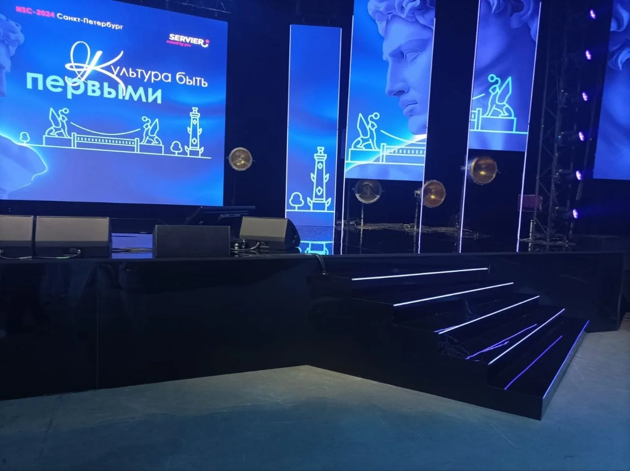 Сцена форума «Время первых» с LED-подсветкой и экранами — Лахта Холл