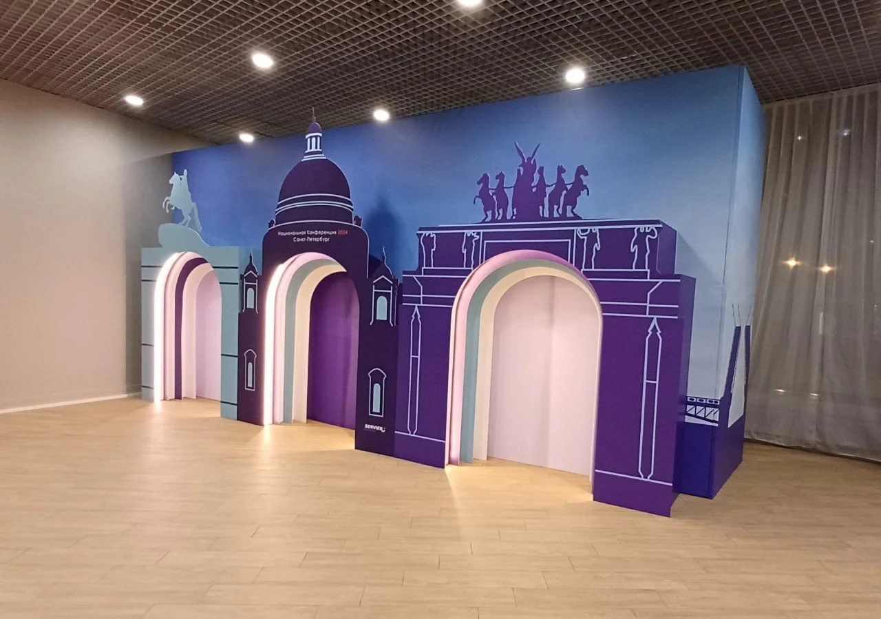 Фотозона — арки с достопримечательностями Петербурга