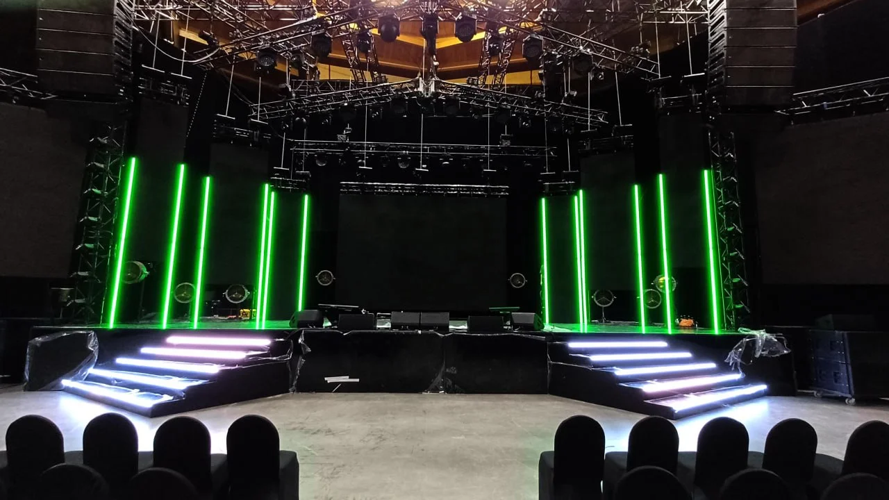 Сцена форума — зелёная LED-подсветка